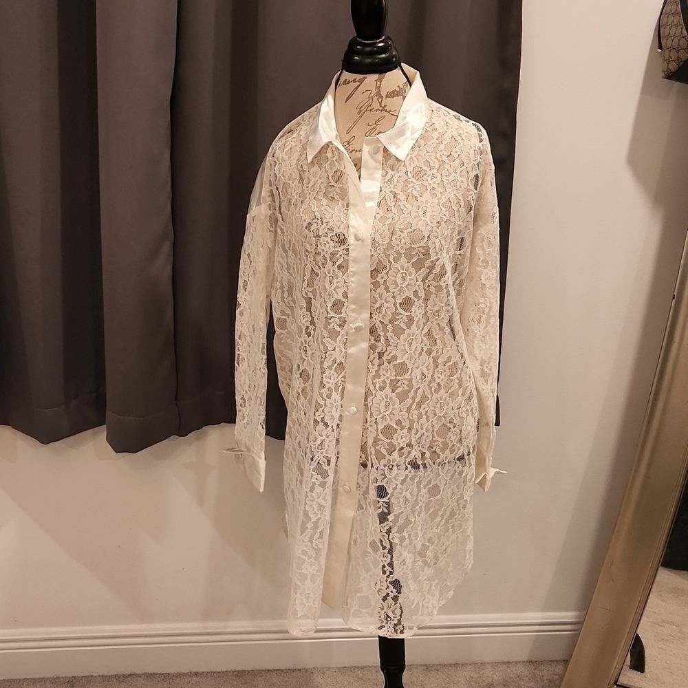 Vintage gold label Ivory lace and satin button down nightgown size M/L.